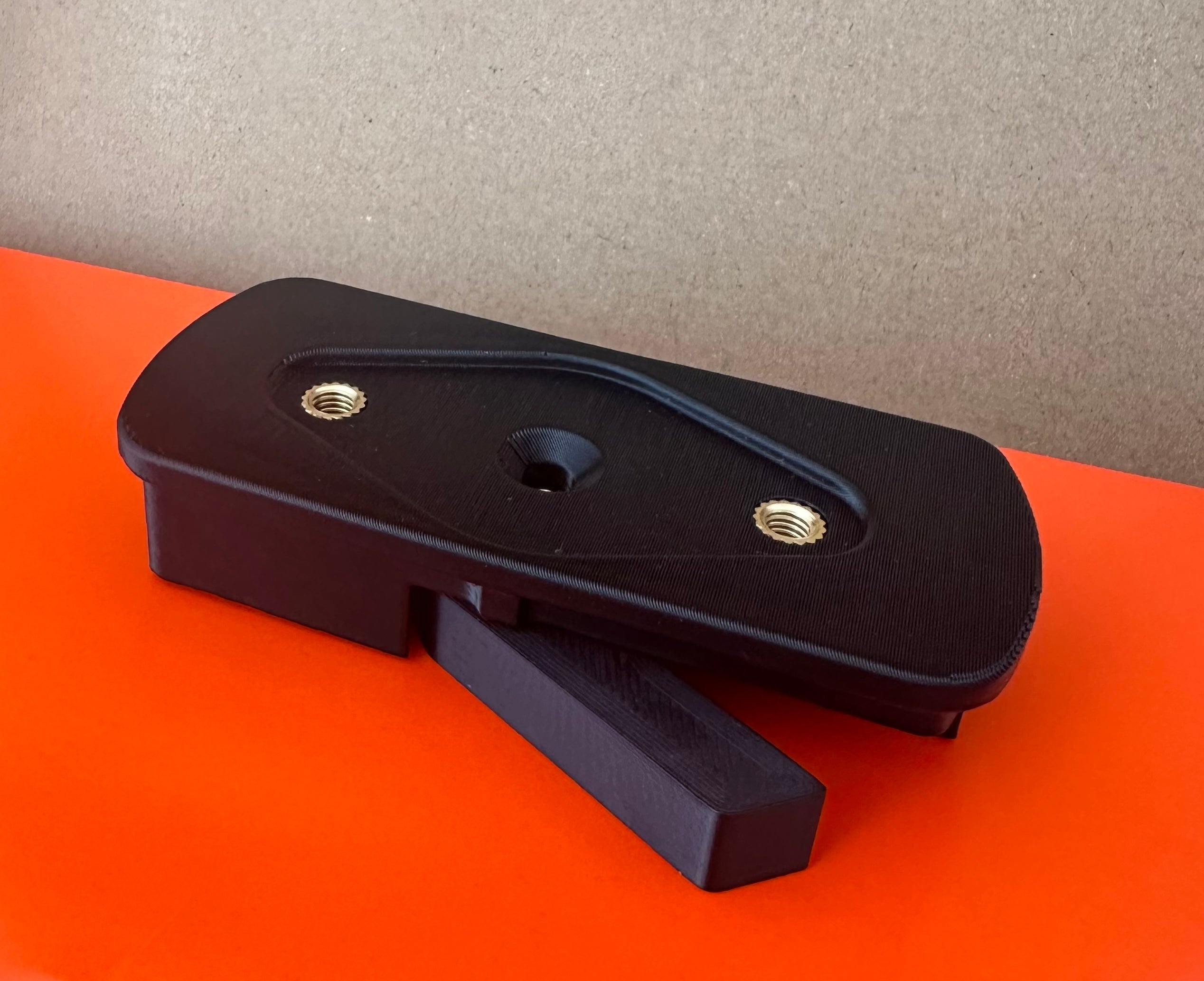 AHC Mount close up with locking plate extended